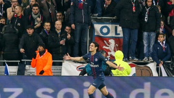Cavani celebrando su gol frente al Olympìque de Lyon