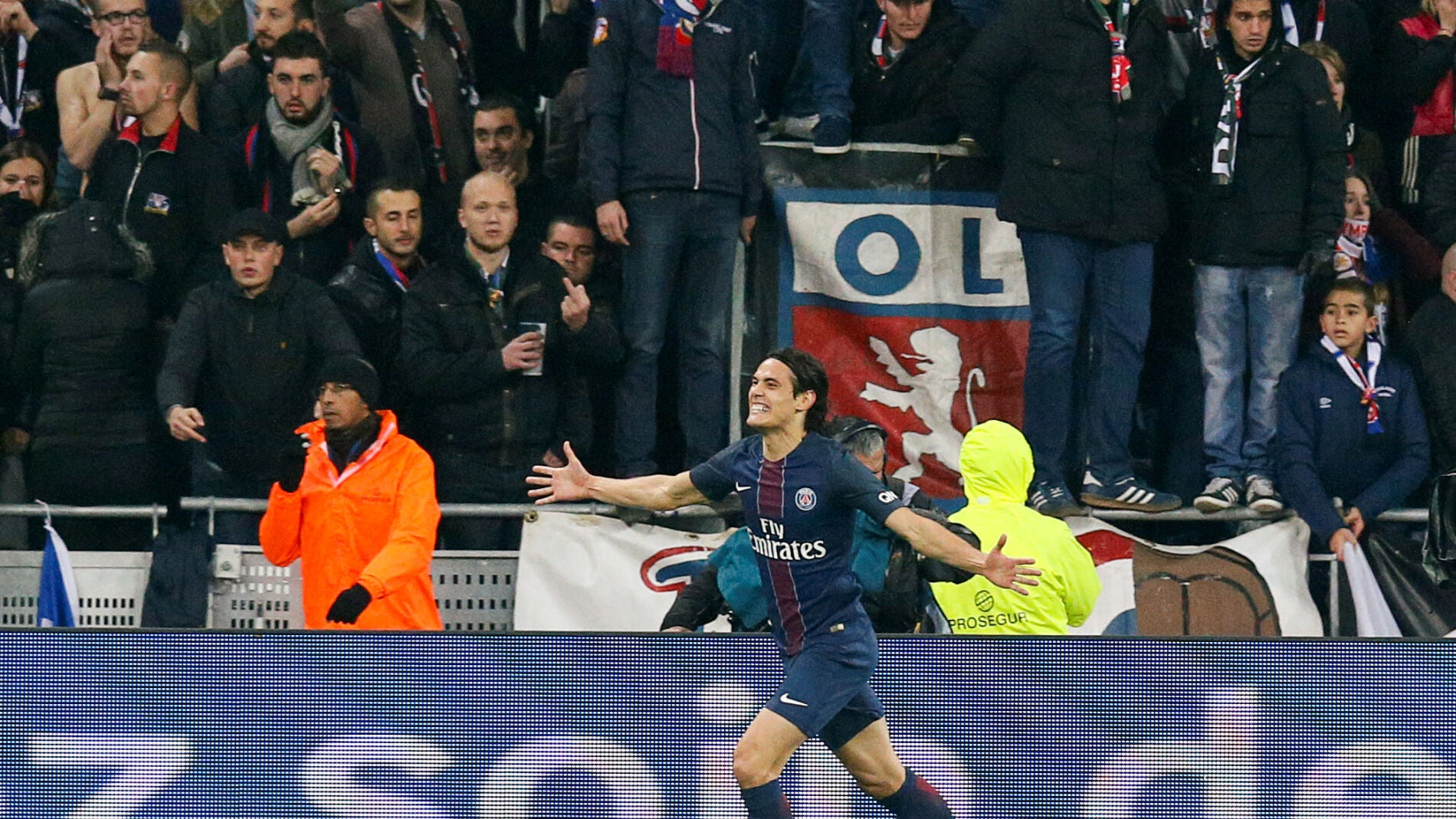 Cavani celebrando su gol frente al Olymp&igrave;que de Lyon