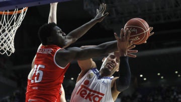 Ayón pelea el balón en el partido ante el Manresa