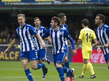 Ibai Gómez celebrando el gol con su compañeros