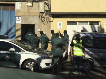 Un equipo de asalto de la Guardia Civil inicia una operación antiterrorista en Vecindario