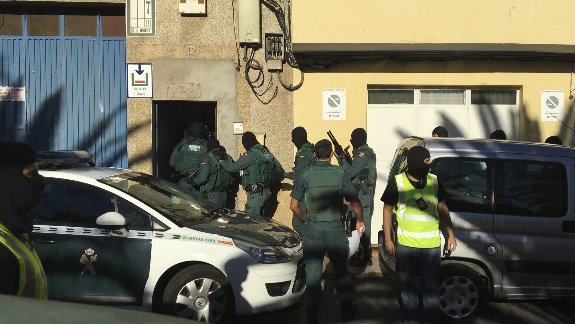 Un equipo de asalto de la Guardia Civil inicia una operaci&oacute;n antiterrorista en Vecindario