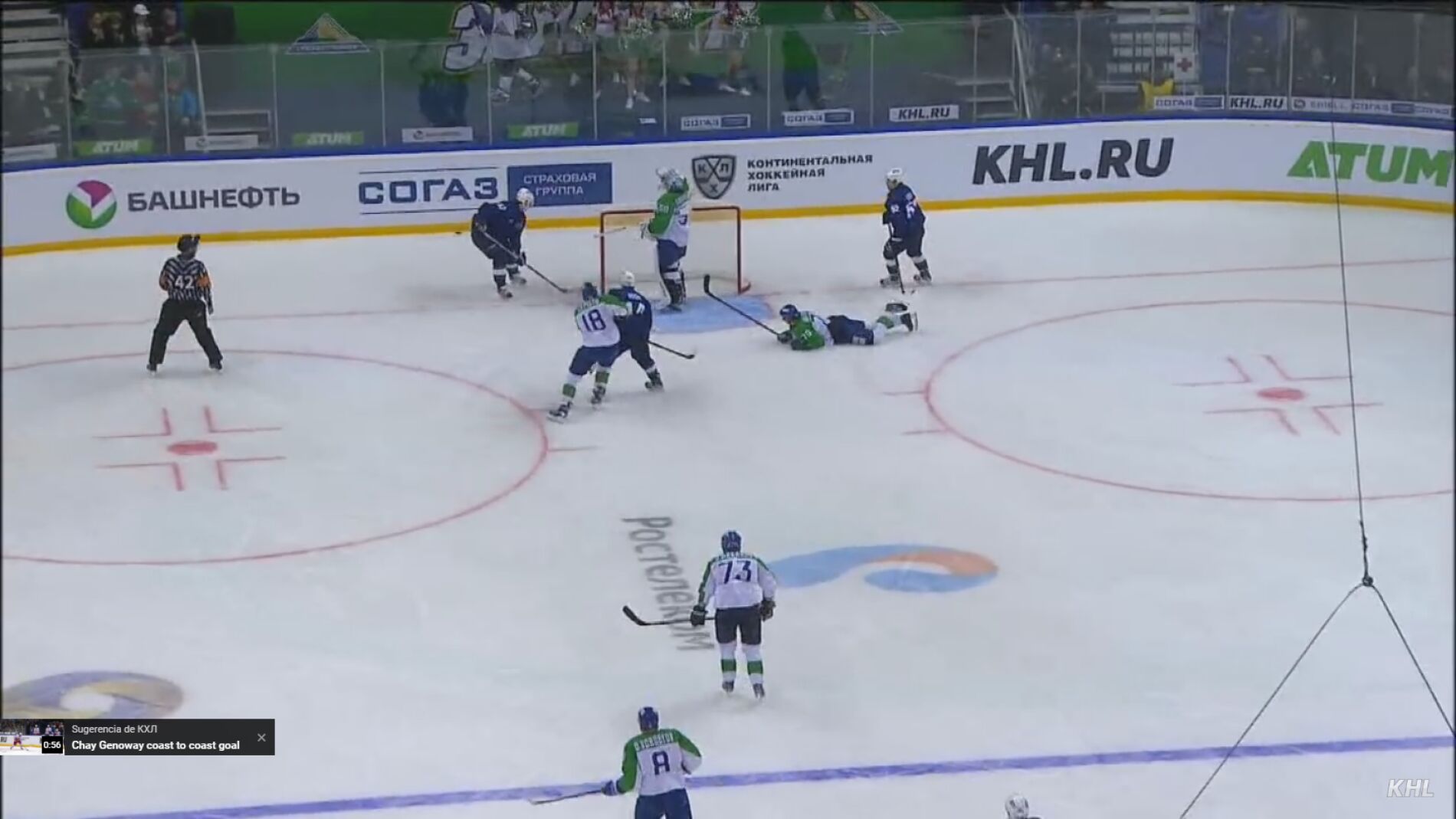 El portero bebiendo agua mientras el equipo rival ataca