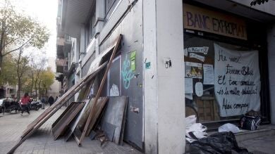 Los Mossos d'Esquadra desalojan del 'Banco Expropiado' a cerca de una veintena de personas
