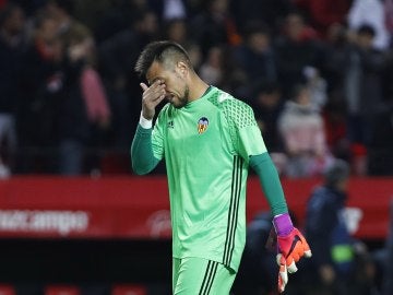Diego Alves lamentándose después del partido contra el Sevilla
