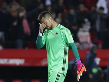 Diego Alves lamentándose después del partido contra el Sevilla Diego Alves lamentándose después del partido contra el Sevilla