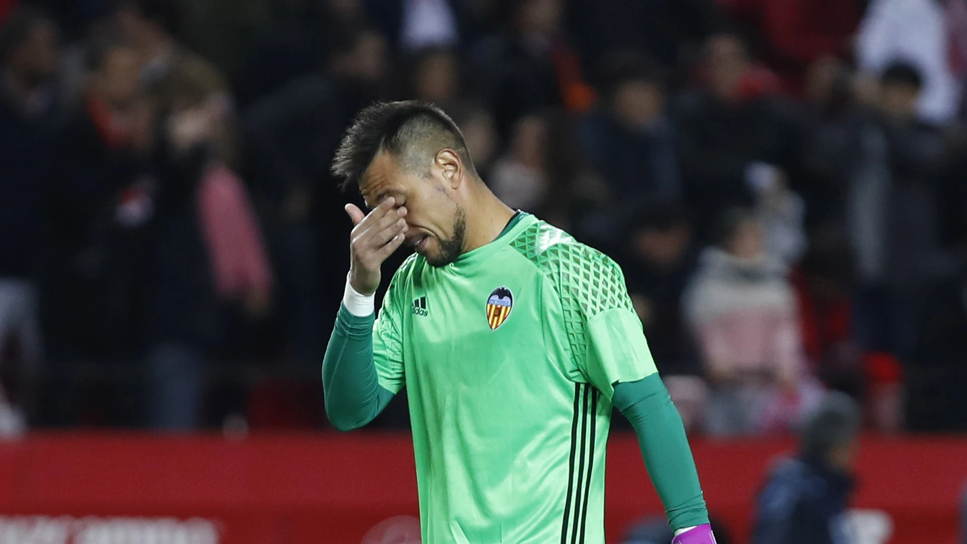 Diego Alves lamentándose después del partido contra el Sevilla Diego Alves lamentándose después del partido contra el Sevilla