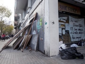 Vista de las planchas metálicas que miembros del colectivo okupa han retirado para acceder al denominado "Banco Expropiado"