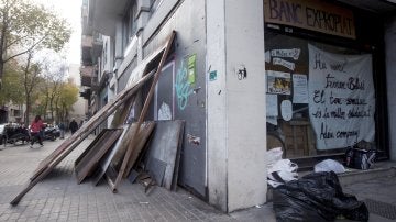 Vista de las planchas metálicas que miembros del colectivo okupa han retirado para acceder al denominado "Banco Expropiado"