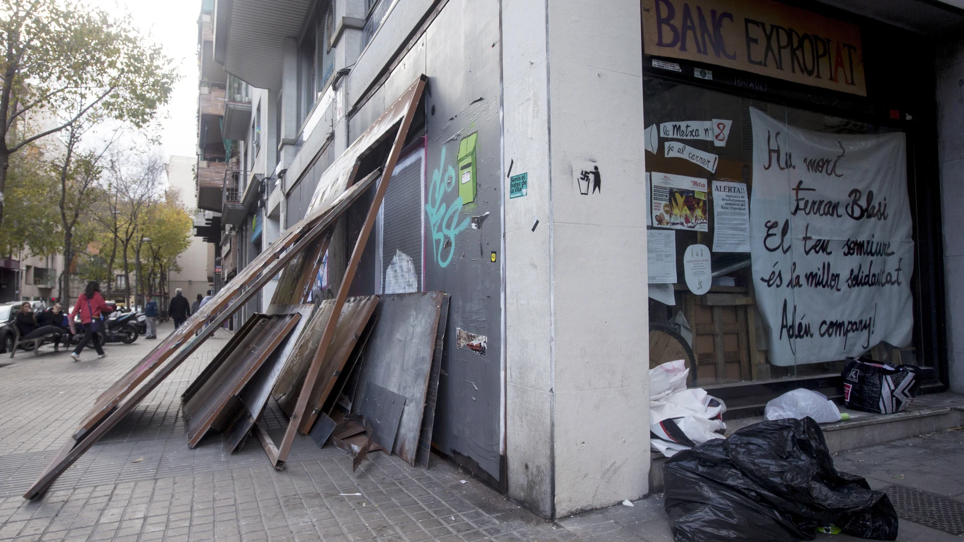 Vista de las planchas metálicas que miembros del colectivo okupa han retirado para acceder al denominado "Banco Expropiado" Vista de las planchas metálicas que miembros del colectivo okupa han retirado para acceder al denominado "Banco Expropiado"