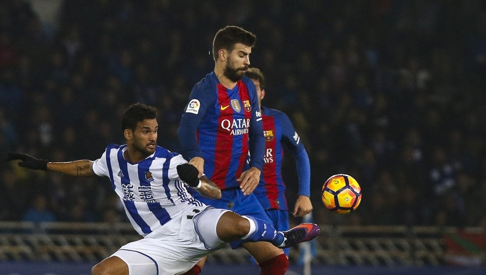 Piqué disputa un balón con Willian José