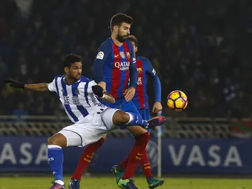 Piqué disputa un balón con Willian José Piqué disputa un balón con Willian José