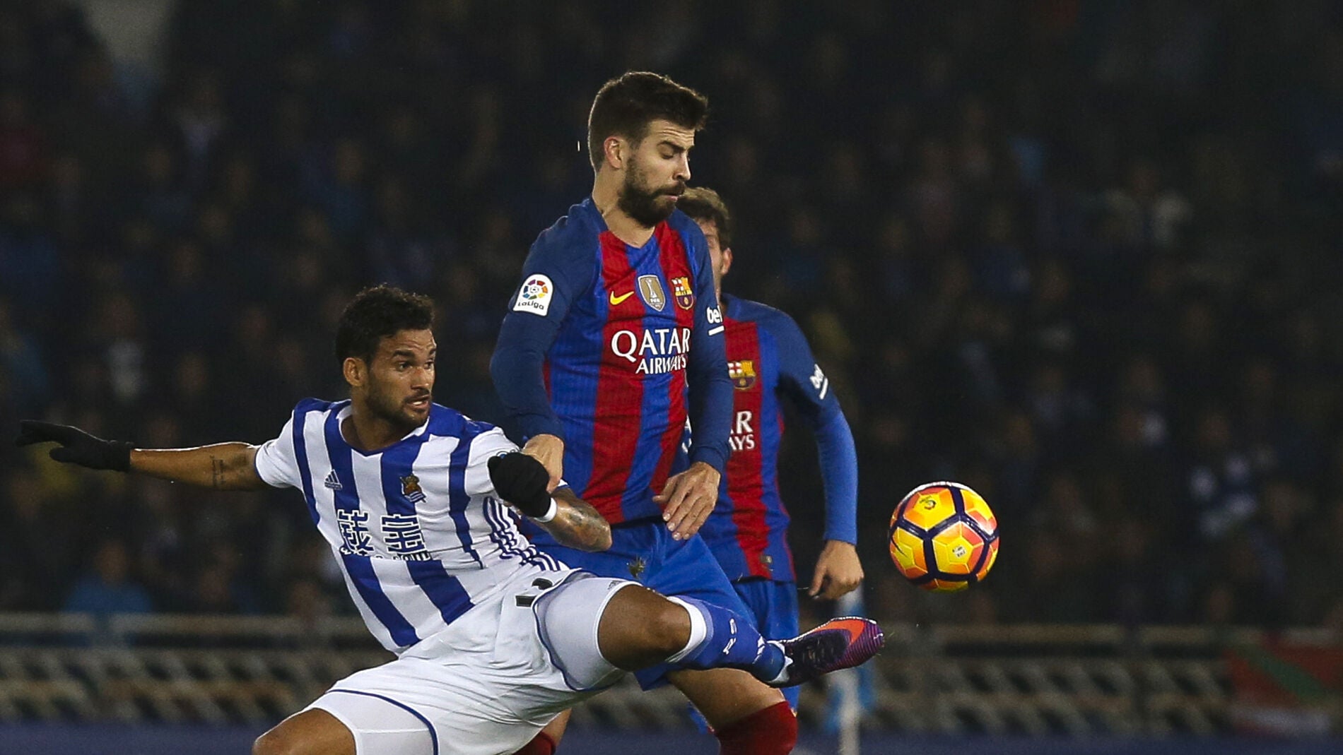 Piqu&eacute; disputa un bal&oacute;n con Willian Jos&eacute;