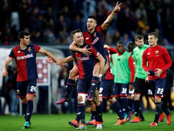 El Genoa celebrando la victoria antes la Juventus