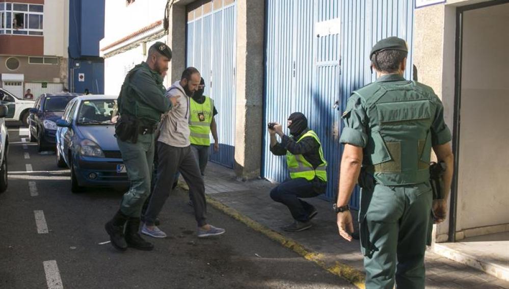 El presunto yihadista detenido es trasladado por agentes de la Guardia Civil