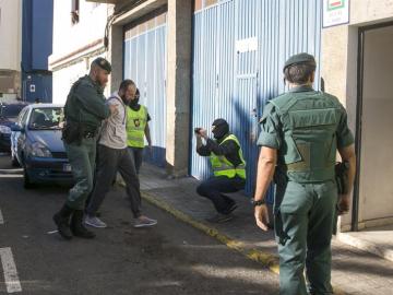 El presunto yihadista detenido es trasladado por agentes de la Guardia Civil 