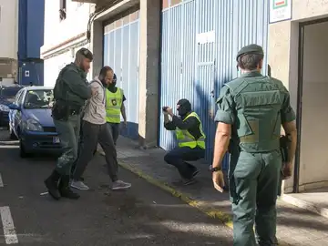 El presunto yihadista detenido es trasladado por agentes de la Guardia Civil El presunto yihadista detenido es trasladado por agentes de la Guardia Civil