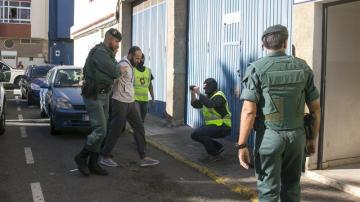 El presunto yihadista detenido es trasladado por agentes de la Guardia Civil 