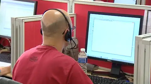 Imagen de archivo de un hombre atendiendo una llamada Imagen de archivo de un hombre atendiendo una llamada