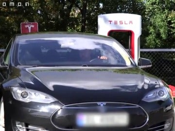 Frame 12.824218 de: Dos hackers demuestran cómo se puede controlar un coche Tesla