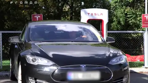 Frame 12.824218 de: Dos hackers demuestran cómo se puede controlar un coche Tesla Frame 12.824218 de: Dos hackers demuestran cómo se puede controlar un coche Tesla