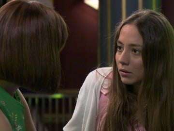 Alba descubre que Rosalía estuvo hablando con Rafael 