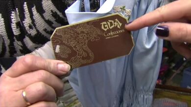 Las primeras batas confeccionadas por Amancio Ortega se convierten en objetos de colección