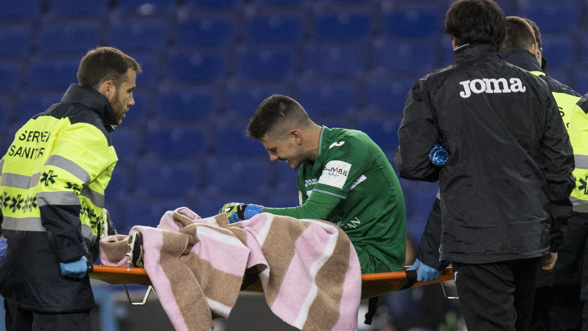 Serantes, retir&aacute;ndose del campo en el partido contra el Espanyol