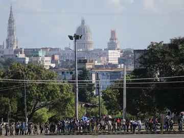 Largas colas de cubanos en la Plaza de la Revolución Largas colas de cubanos en la Plaza de la Revolución