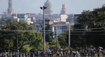 Largas colas de cubanos en la Plaza de la Revolución