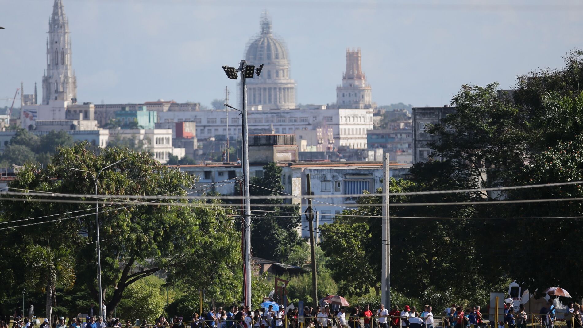 Largas colas de cubanos en la Plaza de la Revoluci&oacute;n