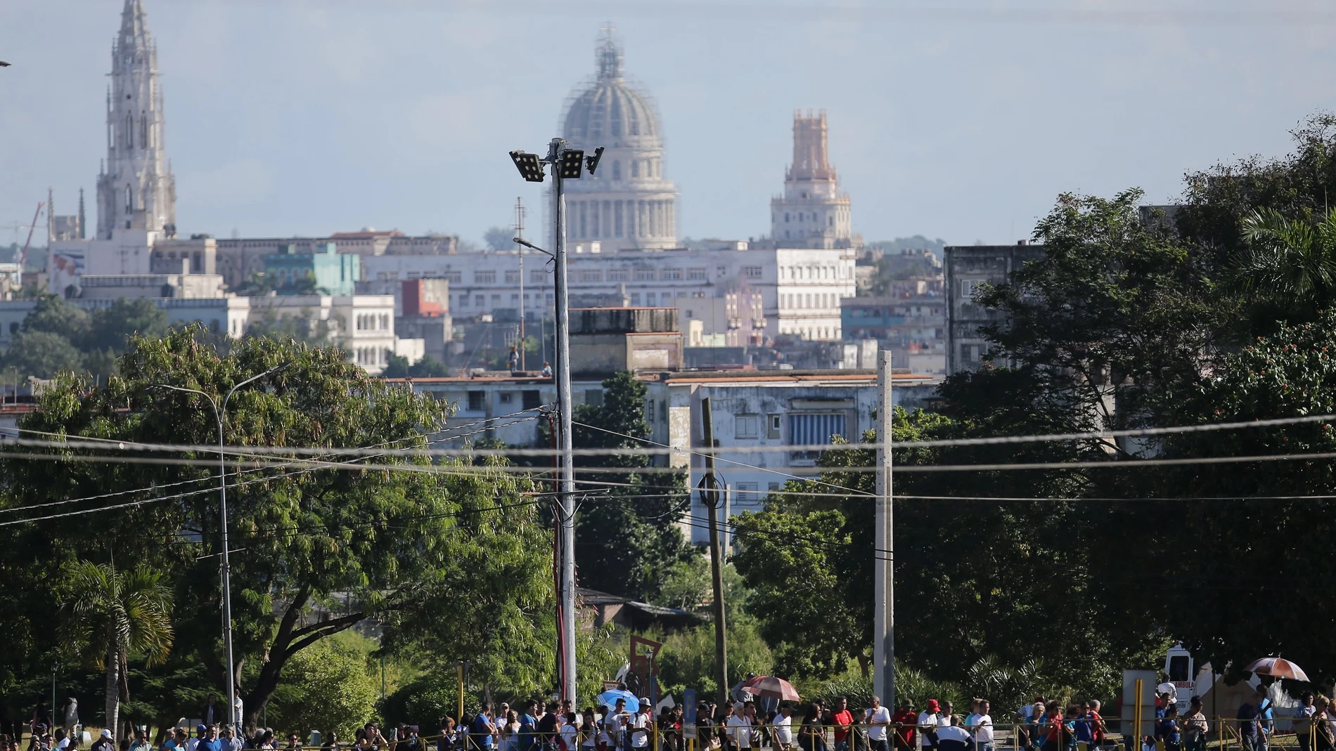 Largas colas de cubanos en la Plaza de la Revolución Largas colas de cubanos en la Plaza de la Revolución