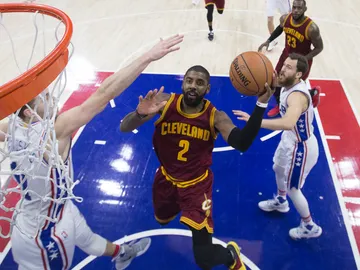 Kyrie Irving encesta ante Sergio Rodríguez Kyrie Irving encesta ante Sergio Rodríguez