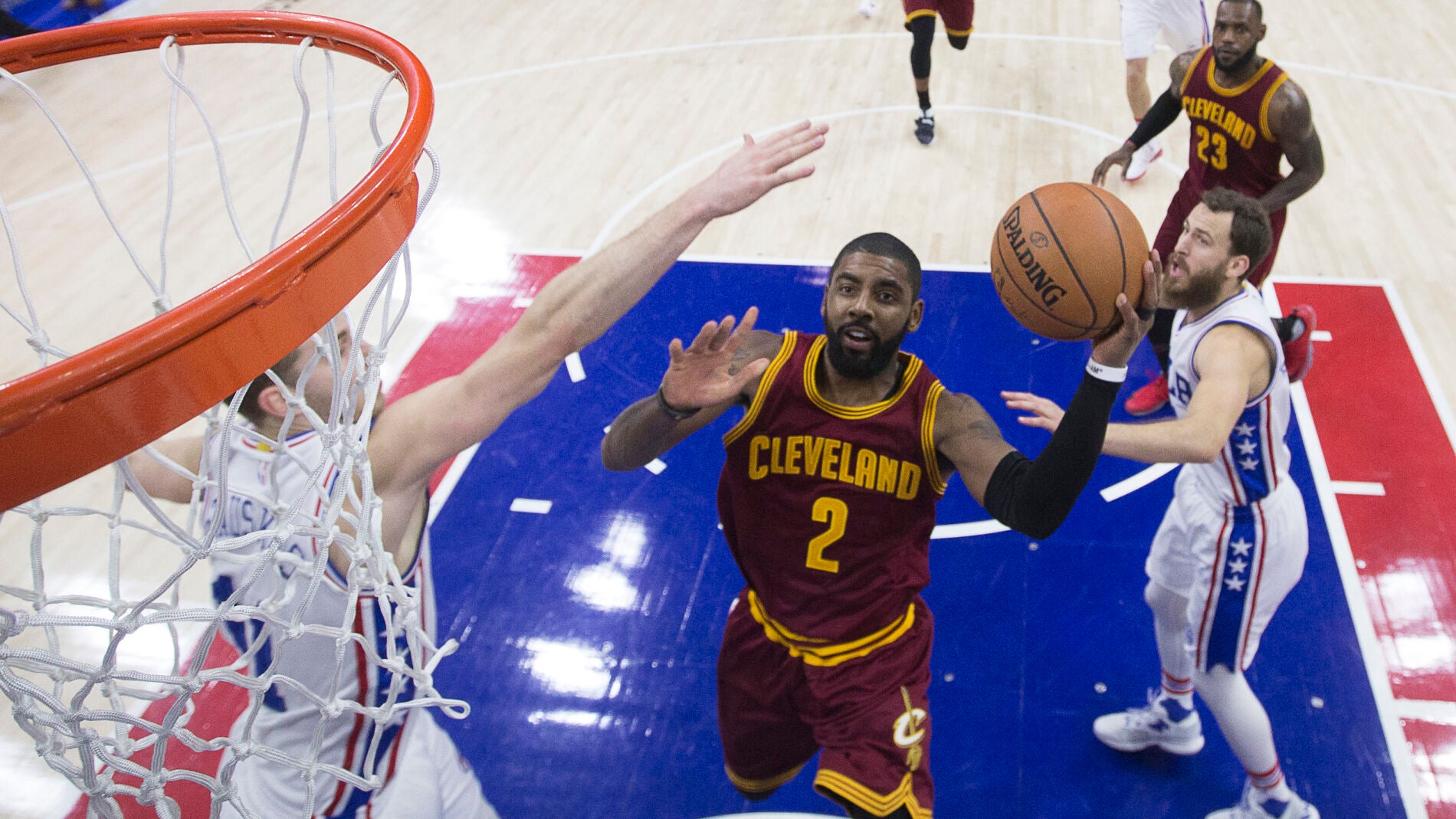 Kyrie Irving encesta ante Sergio Rodr&iacute;guez