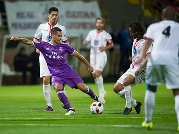 Lucas Vázquez, en acción ante los jugadores de la Cultural Leonesa Lucas Vázquez, en acción ante los jugadores de la Cultural Leonesa