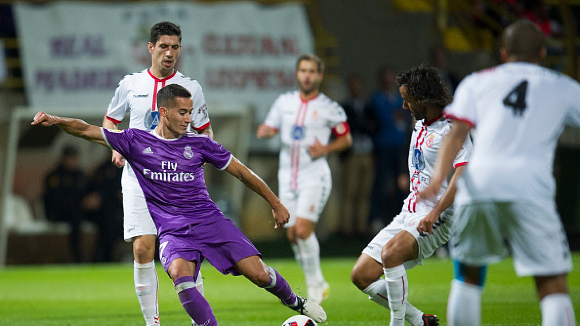 Lucas V&aacute;zquez, en acci&oacute;n ante los jugadores de la Cultural Leonesa