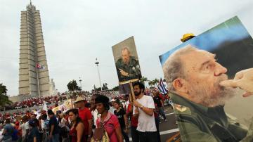 Los cubanos empiezan a entrar a la Plaza de la Revolución para despedirse de Fidel