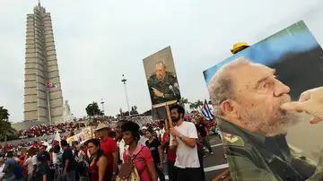 Los cubanos empiezan a entrar a la Plaza de la Revolución para despedirse de Fidel Los cubanos empiezan a entrar a la Plaza de la Revolución para despedirse de Fidel