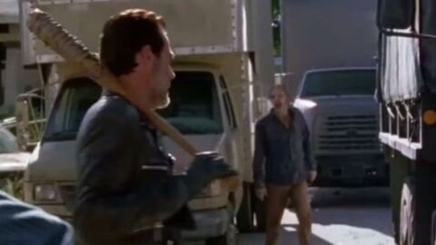 Este zombie parece que va a morir a manos de Negan