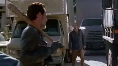 The Walking Dead Este zombie parece que va a morir a manos de Negan