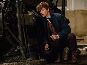 Eddie Redmayne como Newt Scamander Eddie Redmayne como Newt Scamander