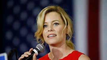 Elizabeth Banks en una rueda de prensa