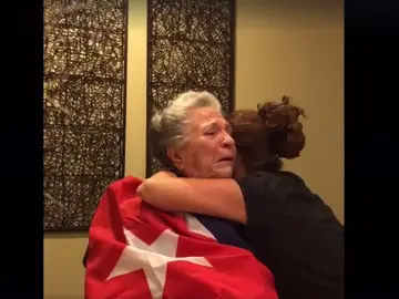 anciana cubana llora de felicidad por la muerte de Fidel Castro anciana cubana llora de felicidad por la muerte de Fidel Castro