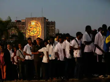 Miles de cubanos desfilan en la emblemática Plaza de la Revolución de La Habana pero esta vez para dar el último adiós a Fidel Castro Miles de cubanos desfilan en la emblemática Plaza de la Revolución de La Habana pero esta vez para dar el último adiós a Fidel Castro