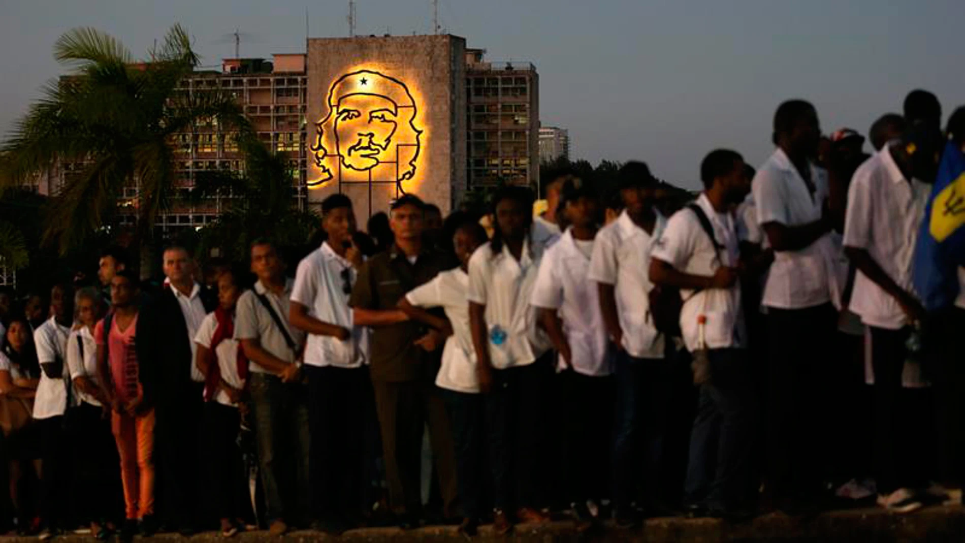 Miles de cubanos desfilan en la emblemática Plaza de la Revolución de La Habana pero esta vez para dar el último adiós a Fidel Castro Miles de cubanos desfilan en la emblemática Plaza de la Revolución de La Habana pero esta vez para dar el último adiós a Fidel Castro
