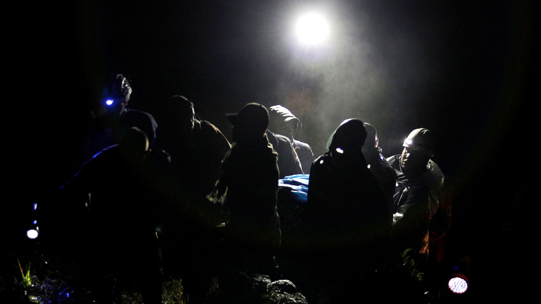 Operarios sacan los cuerpos del avi&oacute;n siniestrado del Chapecoense