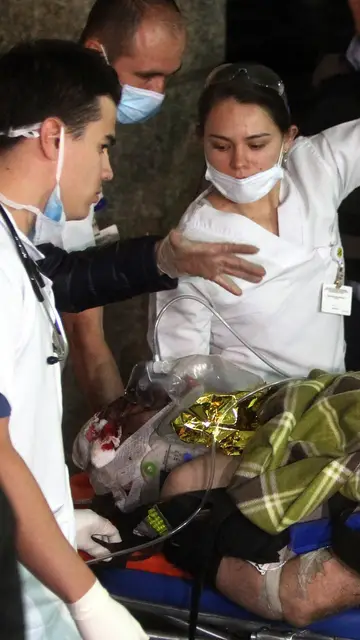 Personal de la Clínica San Juan de Dios traslada al periodista brasileño Rafael Henze Personal de la Clínica San Juan de Dios traslada al periodista brasileño Rafael Henze