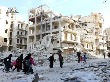 Un grupo de familias sirias desplazadas que abandonan los barrios del este de Alepo Un grupo de familias sirias desplazadas que abandonan los barrios del este de Alepo