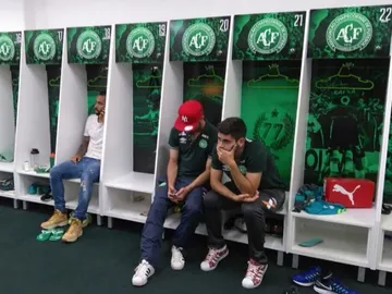 Jugadores del Chapecoense rezan por sus compañeros en el vestuario Jugadores del Chapecoense rezan por sus compañeros en el vestuario
