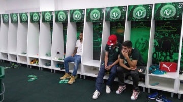 Jugadores del Chapecoense rezan por sus compañeros en el vestuario